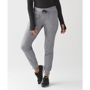 Lululemon Ready to Rulu Pant in Running Luon Spray Jacquard White Black Size 8